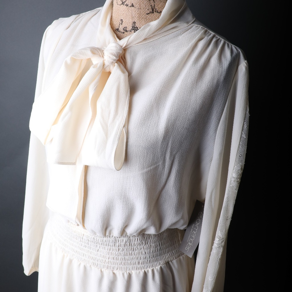 Cream dress with lace trim - Picture 4 of 8